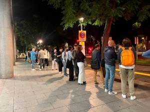 Pasajeros esperando el autobús en la Av. de Roma. Foto: Carla Pomerol