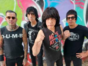 Marky Ramone, en primer plano, con la banda con la que tocará esta noche en Tarragona. Foto: Cedida