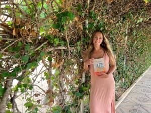 Marta Simonet, en Mallorca, con su primera novela, titulada ‘Azul salado’. Foto: cedida para Diari de Tarragona