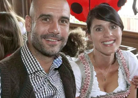 Guardiola, junto a Cristina Serra. Foto: EFE