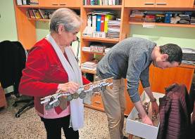 Arnavat, a casa seva, amb el tècnic del museu recollint el material que resta del cor. Foto: Alfredo González