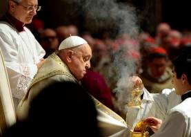 El papa Francisco celebra la Misa de Nochebuena el día en que abre la Puerta Santa para marcar la inauguración del Año Santo Católico 2025, o Jubileo, en la Basílica de San Pedro, en el Vaticano. Foto: EFE