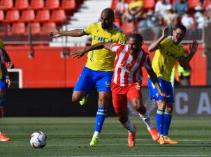 A la izquierda, Fali, durante el partido que disputó contra el Almería. Foto: EFE