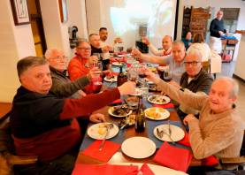 Compañeros de trabajo, ayer de cena en el restaurante Varadero de Tarragona. FOTO: Àngel Ullate