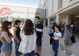 Alumnos saliendo de las PAU en el Campus Catalunya de la URV esta mañana. Foto: Pere Ferré