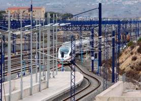 Imagen de un tren de alta velocidad llegando a la estación de Tarragona. Foto: Lluís Milián/DT