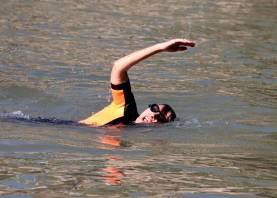 La alcaldesa, Anne Hidalgo, se bañó en el río para demostrar que el agua era apta. Foto: EFE