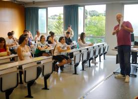 Alumnos en el Campus Catalunya de la URV escuchando las instrucciones del examen. FOTO: Pere Ferré