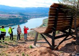 Membres de Figot Tours celebrant la instal·lació del banc gegant al mirador de Vall de Porcs de Riba-roja d’Ebre. Foto: ACN