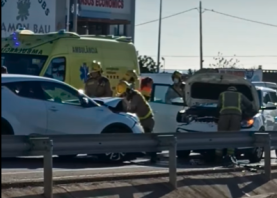 Servicios de emergencias trabajan en el accidente. Foto: Captura de vídeo de Facebook de Jorge Adrian Sarochar Risso