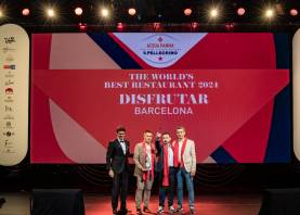 Oriol Castro, Eduard Xatruch y Mateu Casañas, recogiendo el premio de mejor restaurante del mundo. Foto: Camila Almeida / The World’s Best Restaurants 2024
