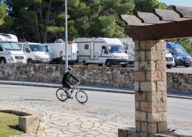 La autocaravana se encontraba en la zona del paseo Rafael de Casanova. Foto: Pere Ferré/DT