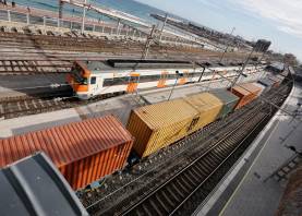 Un tren de mercancías pasando por la estación de Tarragona. Foto: Pere Ferré/DT