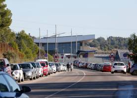 Imagen de archivo de los coches aparcados en el vial de acceso a la estación de alta velocidad. Foto: Pere Ferré