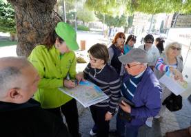 Un grupo de cruceristas en Tarragona recibe información para su estancia en la ciudad, en una imagen del pasado mes de abril. FOTO: pere ferré/DT