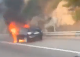 Imagen del coche incendiado en la AP-7 en Tarragona. Foto: X