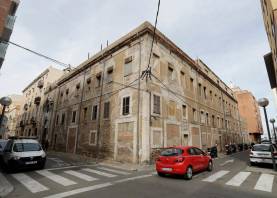 El edificio se encuentra en la calle Santiyán, número 8, justo al lado de la iglesia de San Nicolás de Bari. Foto: Pere Ferré/DT