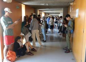 Alumnos antes de entrar al examen esta mañana en el campus Catalunya de la URV. Foto: Pere Ferré