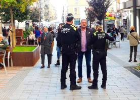 Dos agentes de la Guàrdia Urbana en la calle Canyelles en la campaña de Navidad 2023. Foto: GUT