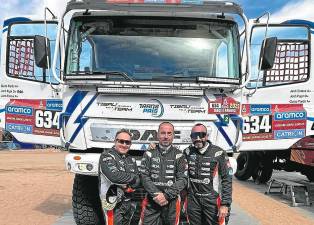 Jordi Pujol, Jordi Esteve y Quico Pardo, junto al DAF 95, en el campamento base del Dakar. foto: cedida