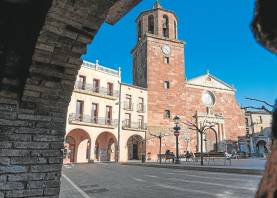 La Plaça Major de Prades y la iglesia de Santa María. FOTO: S. García