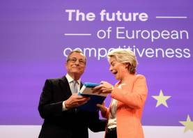 Mario Draghi, autor del informe Draghi, junto a la presidenta de la Comisión Europea, Ursula von der Leyen. Foto: EFE