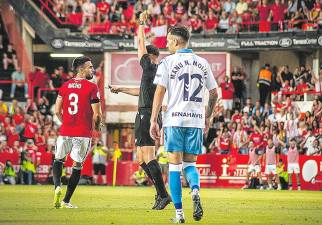 Eder Mallo muestra una tarjeta amarilla a Nacho durante el fatídico Nàstic-Málaga. Foto: Nàstic