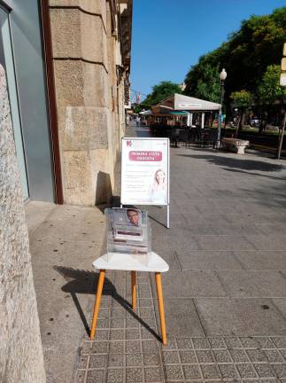 Maceteros y atril en la calle Mercería. Foto: Norián Muñoz