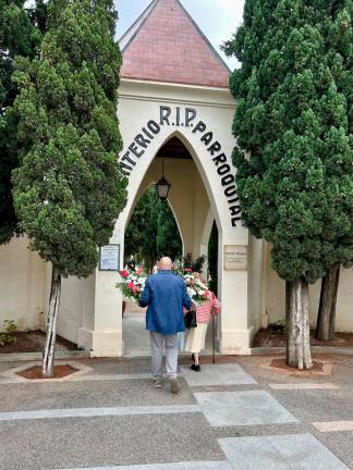 $!Vecinos de Cambrils rinden homenaje a sus familiares fallecidos