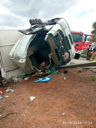 $!La cabina del camión accidentado el sábado en Vila-seca. Foto: DT
