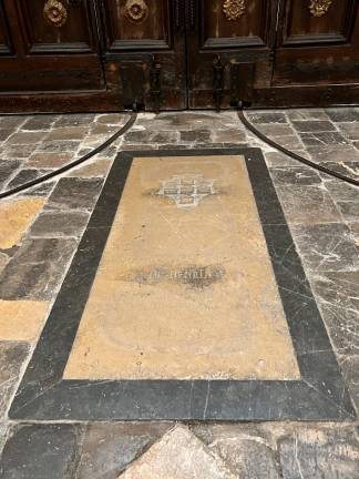 $!Làpida de la sepultura del president i arquebisbe Fernández de Heredia, als peus de la porta principal de la catedral. foto: C-R