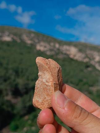 $!Detall d’una eina de pedra de fa més de 400.000 anys recuperada al jaciment de La Cansaladeta durant aquest mes de maig. Foto: Andreu Ollé/IPHES-CERCA