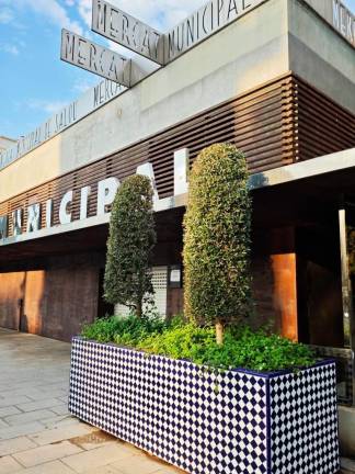 $!Las jardineras ya han sido instaladas en los alrededores del Mercat Municipal. Foto: Ajuntament de Salou