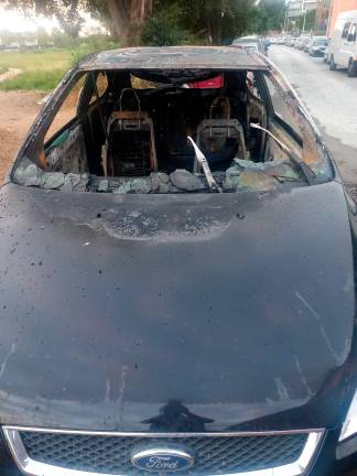 $!Un incendio destruye dos vehículos en Reus