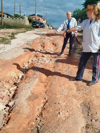 Vecinos muestran el estado de una calle de la urbanización L’Alzineta de Montferri. Foto: DT