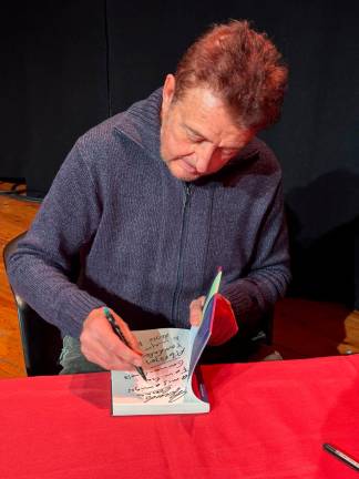 $!El músico Manolo García firmando un ejemplar de su libro. FOTO: CEDIDA