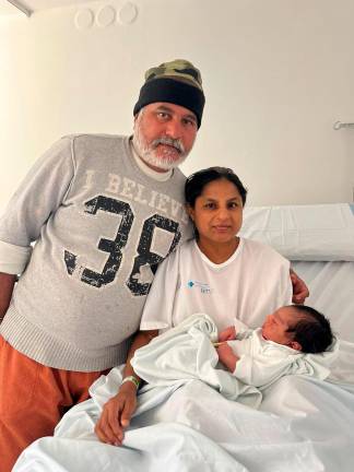 El petit Anoop amb els seus pares, Sukhdevsingh i Kawaliit Kaur. Foto: Cedida