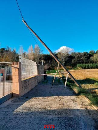 $!Palo del tendido eléctrico caído en Amposta. Foto: Bombers de la Generalitat