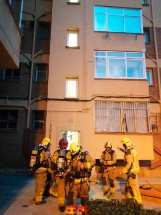 En la extinción participaron cinco dotaciones de bomberos. Foto: Bombers de la Generalitat