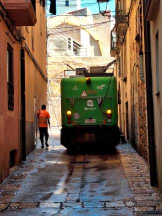 Ayer la imagen de la Part Alta contrastaba con la de días anteriores. Después de días se pudo limpiar con agua a consciencia. Foto: Norián Muñoz