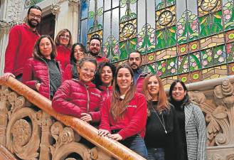 El equipo de Casa Navàs, en la escaleras de acceso y junto a una de las espectaculares vidrieras. Foto: Alfredo González