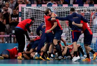 Los ‘Hispanos’ celebran el pase a las semifinales de los Juegos de París. Foto: Efe