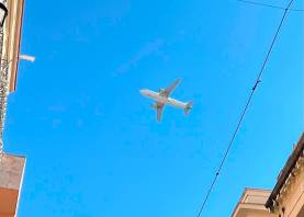 El avión a su paso por Reus. Foto: Alfredo González