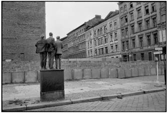 El Muro en Berlín Occidental, Alemania, 1962. © Fondation Henri Cartier-Bresson / Magnum Photos