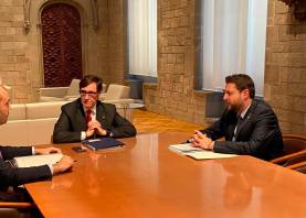 El conseller de Presidència, Albert Dalmau; el President Salvador Illa; y el alcalde Viñuales, el 11 de octubre en la Generalitat. Foto: Octavi Saumell