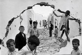 Sevilla, 1933. © Fondation Henri Cartier-Bresson / Magnum Photos