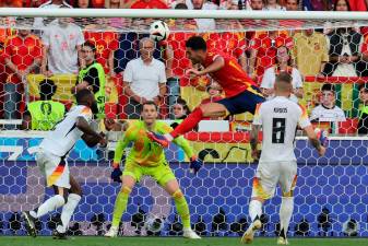 Merino, en el momento de cabecear el 2-1. Foto: EFE