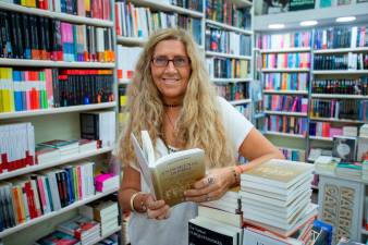 Elena Almirall en la Llibreria Adserà de Tarragona. Foto: Marc Bosch