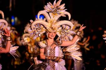 Los trajes de los y las participantes en la rúa eran espectaculares. Foto: Alba Mariné