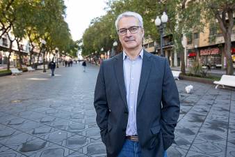 El periodista y escritor Álex Saldaña, en la Rambla Nova de Tarragona. Foto: Àngel Ullate